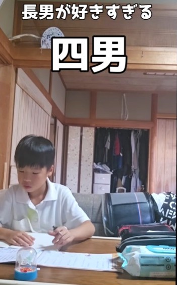 長男くんが宿題をしていると・・・（井上えりさん提供、Instagramよりキャプチャ撮影）