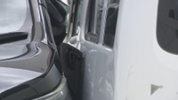 展示車両に衝突した軽自動車　倉敷市大内