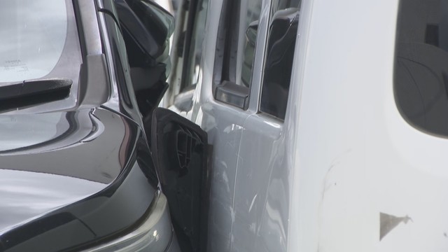 展示車両に衝突した軽自動車　倉敷市大内