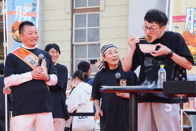 ２位となった門司港駅の「もじこう焼きカレーうどん『勝』」。ロバート馬場さんもカツを試食
