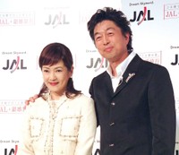 五十嵐淳子さん（左）と中村雅俊夫妻＝2004年撮影