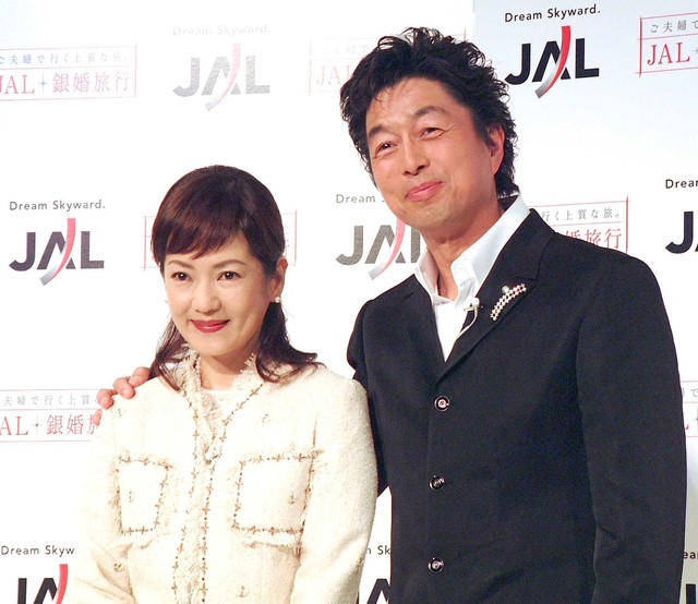 五十嵐淳子さん（左）と中村雅俊夫妻＝2004年撮影