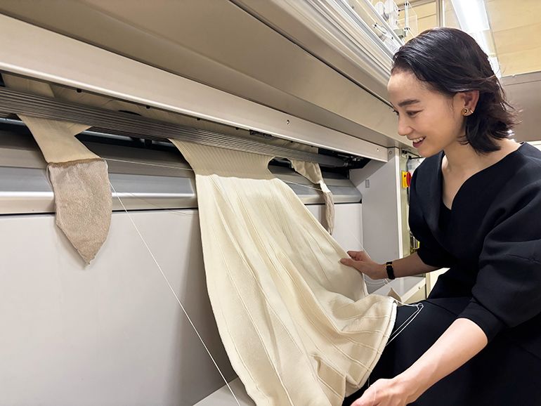 篠原ともえさんが一目ぼれ。和歌山で生まれたニットワンピース | 朝日