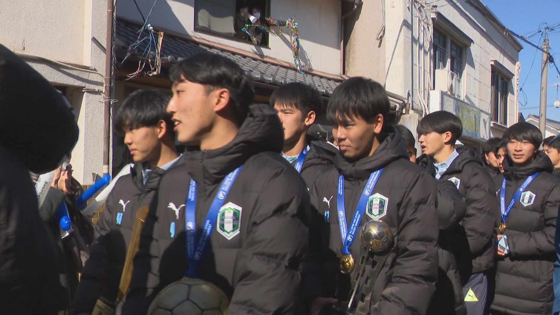 学芸館サッカー部とウエストランドがW優勝パレード 岡山 | KSB