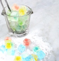 フルーツグミをシャンパン風味のあめで包んだ「氷キャンディ」。夏の人気商品