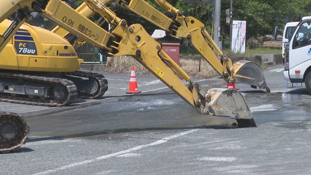 【続報】笠岡市で漏水…復旧のためコンビニで断水　壊れた水道管は50年以上前に設置　岡山〈15日午後3時半現在〉