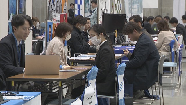企業と学生の交流会「かがわーくフェア」　香川県内企業を中心に約150社が出展