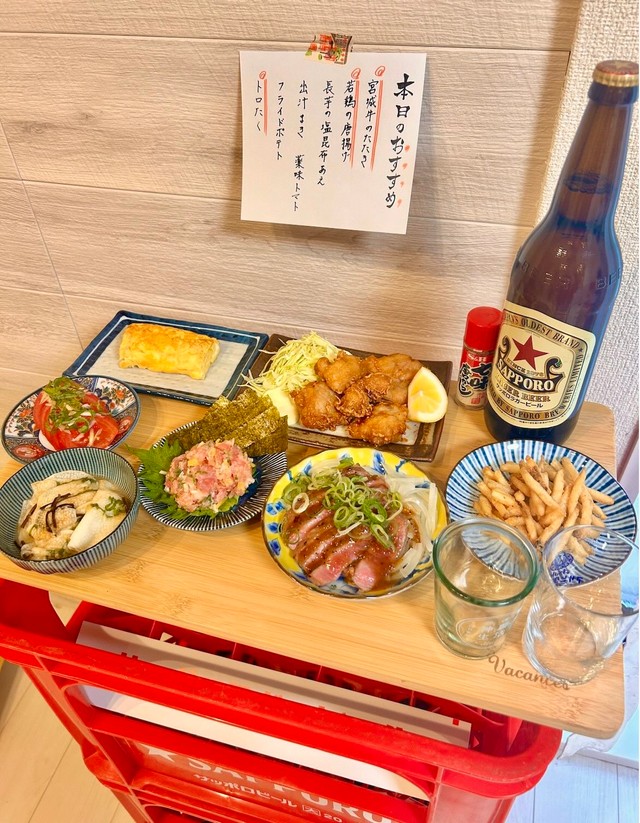 料理を乗せれば居酒屋そのもの。最初は家にあった板を使っていた／Natsum_さん（@natsu_oo0o）提供
