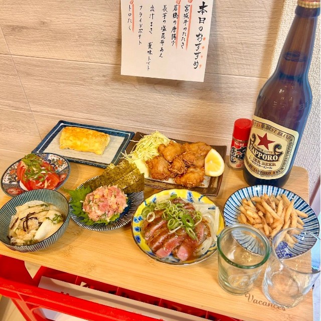 料理を乗せれば居酒屋そのもの。最初は家にあった板を使っていた／Natsum_さん（@natsu_oo0o）提供
