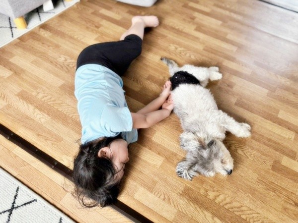 お姉ちゃんと一緒にゴロンと寝そべるつんちゃん（画像提供：つんこむさん）