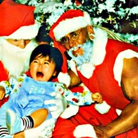 あきらさんの夫が1歳のとき。マッチョなサンタクロースとの記念写真が話題に（画像提供：あきらさん）