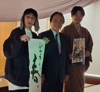 春画展の開催に意気込む（左から）林靖高氏、浦上満氏、手塚マキ氏＝東京・新宿歌舞伎町