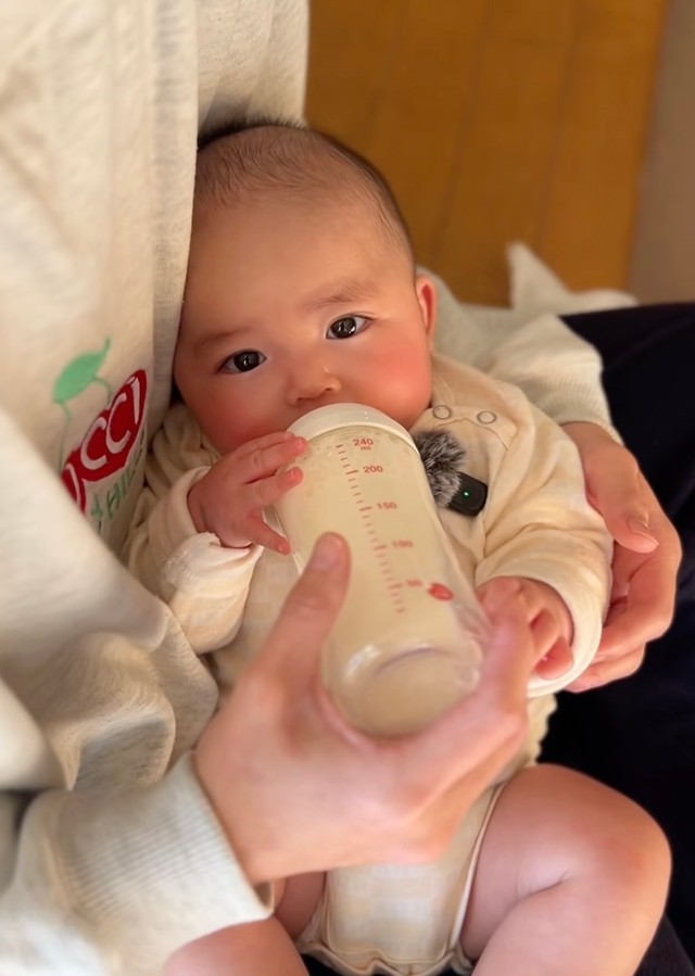 ミルクをごくごく飲む音にも癒される〜♡（提供：@baby_pp_asmrさん）
