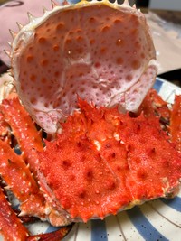 カニをむいたらカニが現れた！／杉谷龍一さん（@kitaboshi_）提供