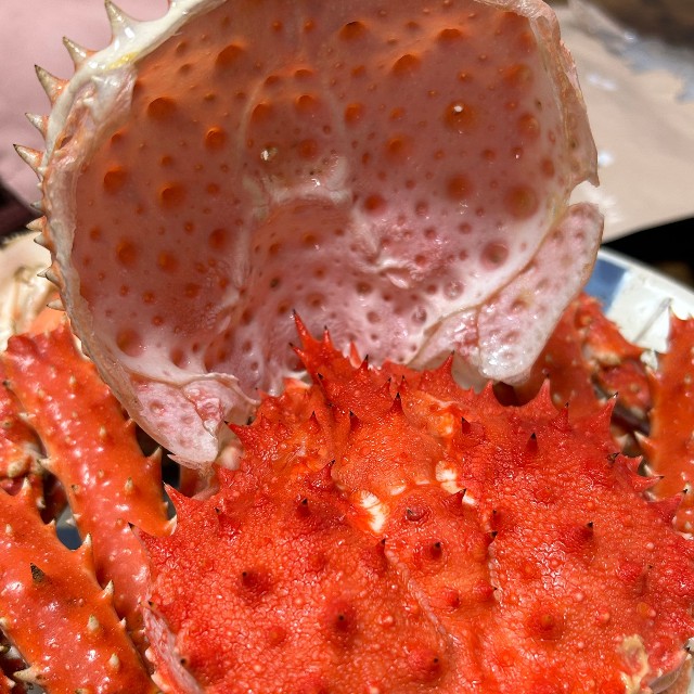 カニをむいたらカニが現れた！／杉谷龍一さん（@kitaboshi_）提供