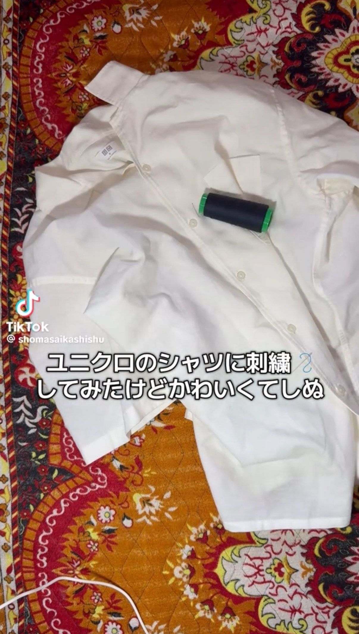 25歳男性がユニクロ白シャツに3週間かけて蝶を刺繍 仕事終わりに