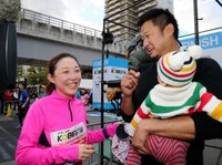 神戸マラソンのゴール地点で夫のマック鈴木氏と子どもの出迎えを受け、笑顔の小原正子=2015年