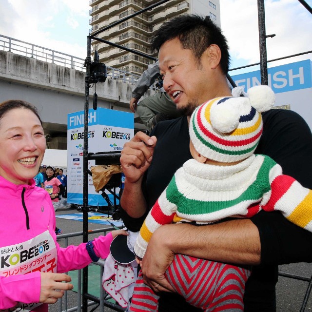 神戸マラソンのゴール地点で夫のマック鈴木氏と子どもの出迎えを受け、笑顔の小原正子=2015年