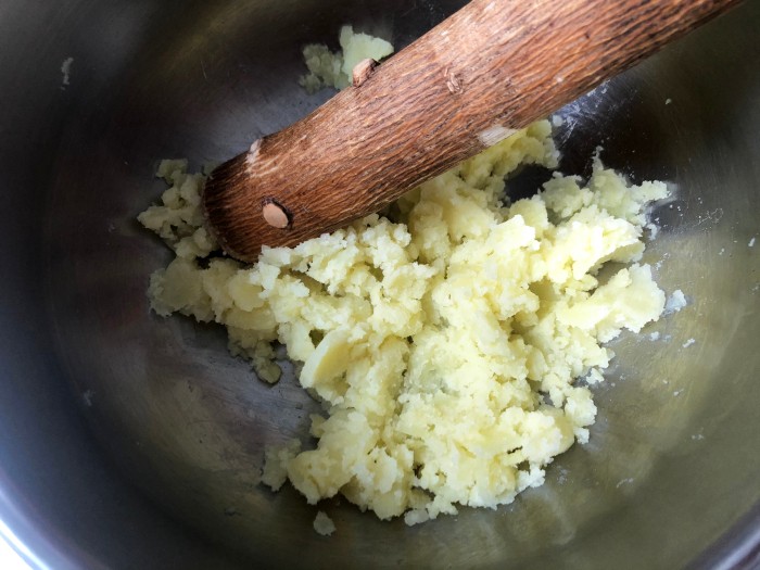 ボウルに移してすりこぎなどでつぶし、冷ます。