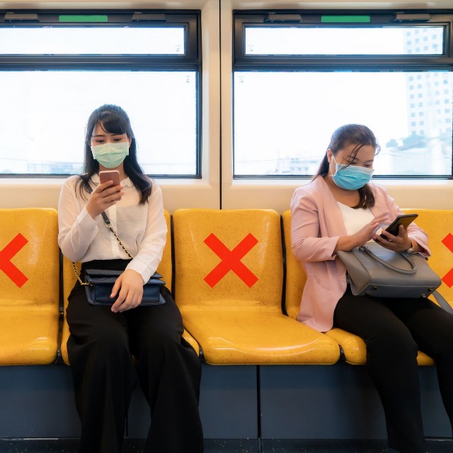 コロナ禍ではよく見た光景ですが…（ake1150/stock.adobe.com）