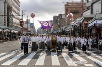 松明を八坂神社まで運ぶ「大松明宮入り」は、『臥龍組』発案の行事です（提供：宮本組、撮影：安田格）