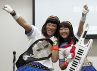 桃井はるこ（右）から楽曲を提供された自演乙＝2007年撮影
