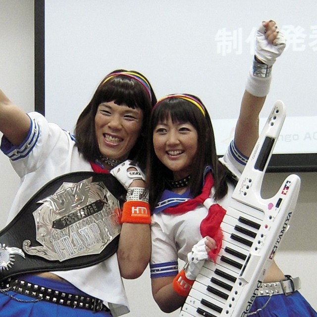 桃井はるこ（右）から楽曲を提供された自演乙＝2007年撮影