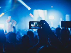 人生初の音楽フェス。スマホ画面での記録より、自分の目で記憶したい