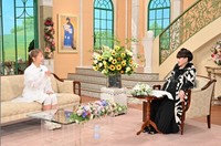 黒柳徹子さん（右）とトークを繰り広げる東ちづるさん