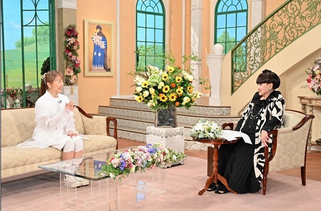 黒柳徹子さん（右）とトークを繰り広げる東ちづるさん