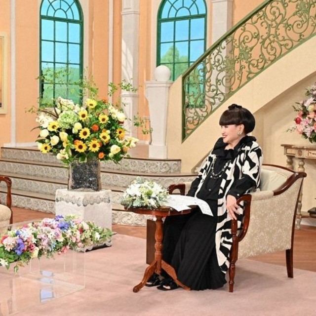 黒柳徹子さん（右）とトークを繰り広げる東ちづるさん