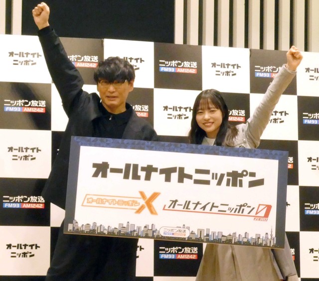 ポーズを決める（左から）山口一郎、正源司陽子