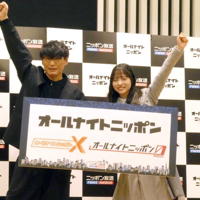 ポーズを決める（左から）山口一郎、正源司陽子