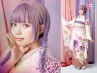 くすみカラーの振袖に、同系色の小物を合わせたコーディネート「playful」。 ラベンダーモーヴのウィッグとカラコンを合わせて遊び心たっぷりなスタイルを披露したあかせあかり