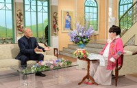 黒柳徹子さん（右）とトークを繰り広げる高橋克実さん