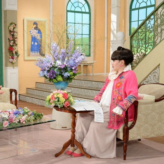 黒柳徹子さん（右）とトークを繰り広げる高橋克実さん