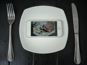 家族の時間よりも貴重？　キラキラな画面に夢中になるほど、曇る顔