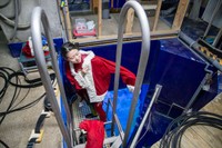 水族館のバックヤード。ここからサンタ衣装を着て潜る