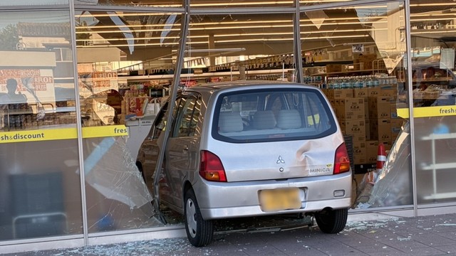スーパーに突っ込んだ軽自動車