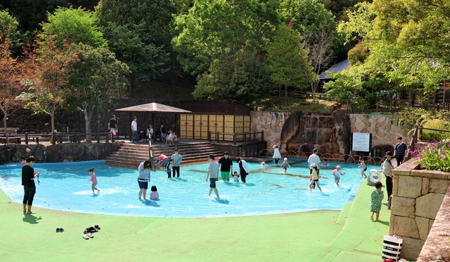 近隣市町からの利用者も多い西山公園のジャブジャブ池（長岡京市長法寺）
