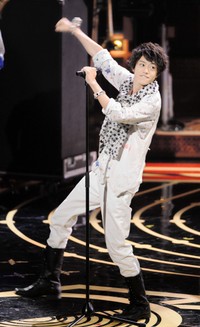 日本レコード大賞のステージで熱唱する新里宏太＝2013年撮影