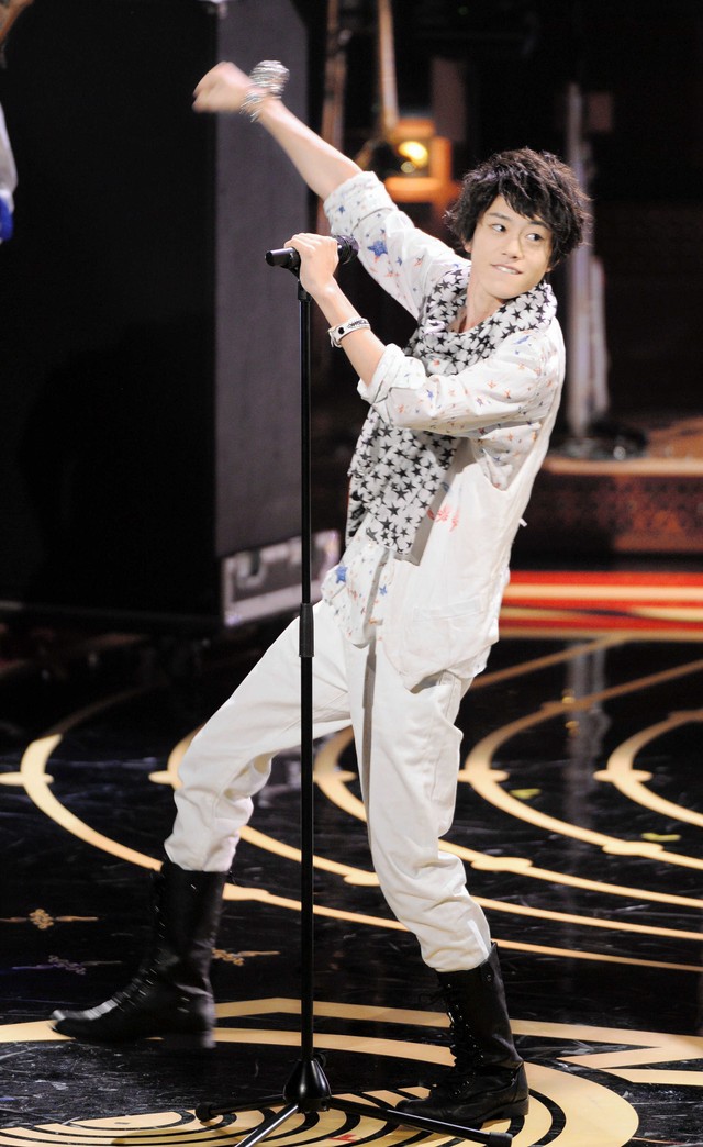 日本レコード大賞のステージで熱唱する新里宏太＝2013年撮影