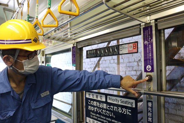 嵐電の車内に設置された降車ボタン。押さなくても停車するが、中西さんは「押していただいた方が運転士が安心する」と話す（京都市右京区・西院車庫）