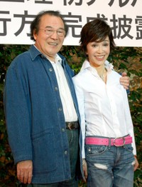 愛川欽也さんと妻のうつみ宮土理=2009年