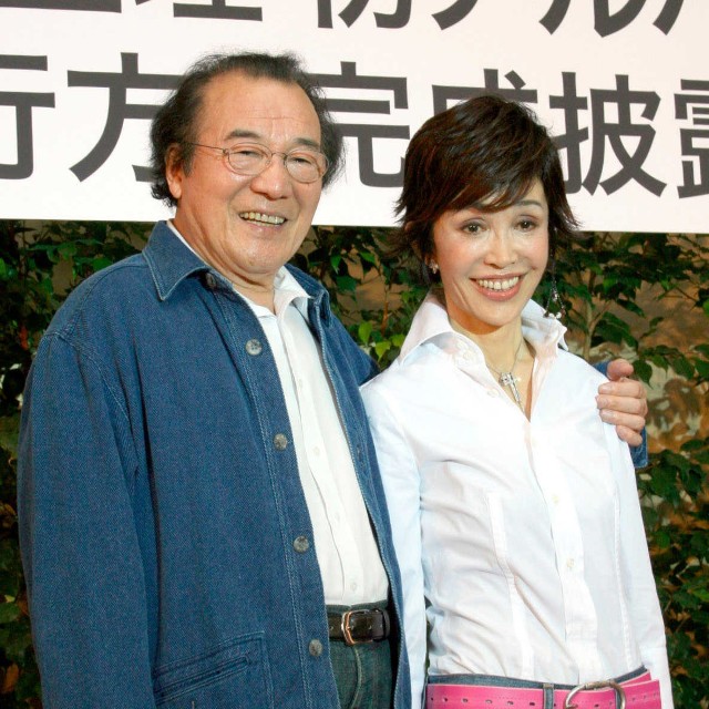 愛川欽也さんと妻のうつみ宮土理=2009年