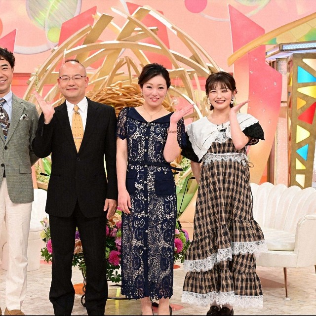 (左から)MCの藤井隆、新婚さん、井上咲楽＝「新婚さんいらっしゃい！」ⓒABCテレビ