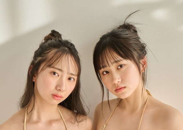 大白桃子（右）と谷乃愛「B.L.T.2023年4月号」(東京ニュース通信社刊、撮影・オノツトム）より