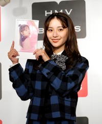 自身の「2024カレンダー」お気に入りカットを披露する浅川梨奈＝都内