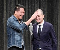 坊主頭の印象が強い、スリムクラブの内間さん（右）＝2020年撮影