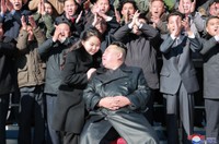大陸間弾道ミサイル（ICBM）「火星17」の試射成功に貢献した国防科学研究機関の科学者、技術者、軍需工場の労働者と記念写真を撮る金正恩朝鮮労働党総書記と金総書記の娘